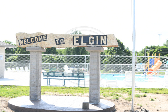 Elgin Pool sign & donor signs Elgin Review 2018_3977